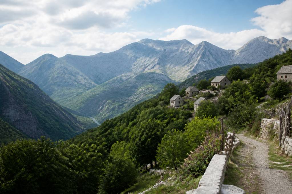 Alpi albanesi: guida ai percorsi, ai borghi e ai panorami più suggestivi