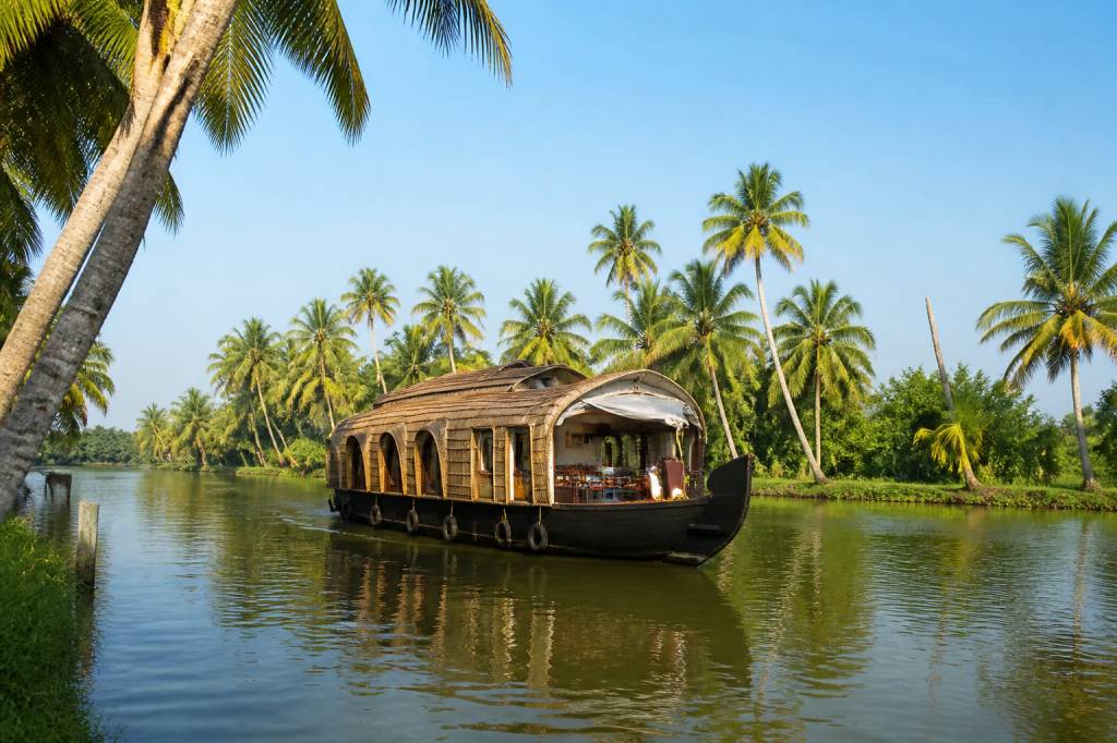 Backwaters Kerala: guida ai canali, ai villaggi e alle esperienze da vivere in houseboat