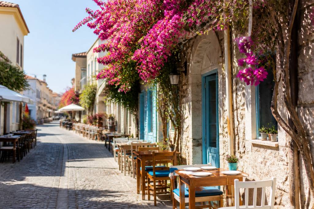 Alacati turchia: cosa vedere e fare nella perla egea dai mulini a vento alle spiagge incantevoli