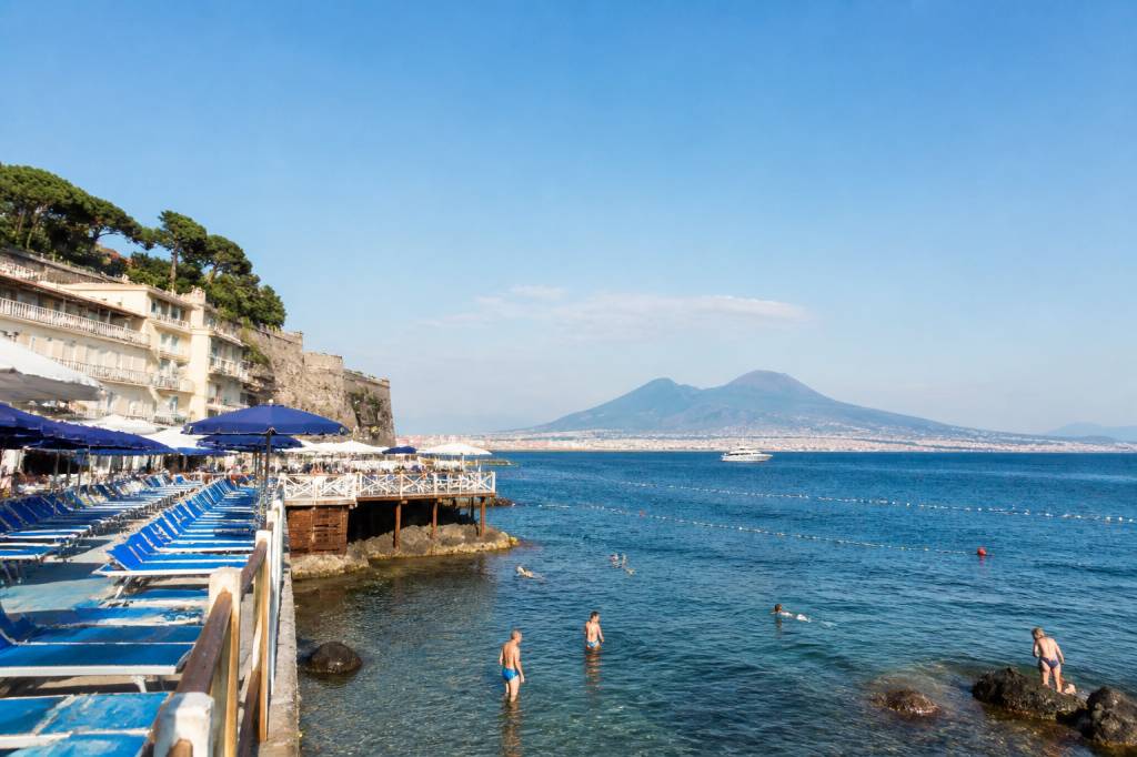 Bagni a Napoli: guida alle migliori spiagge e piscine della città